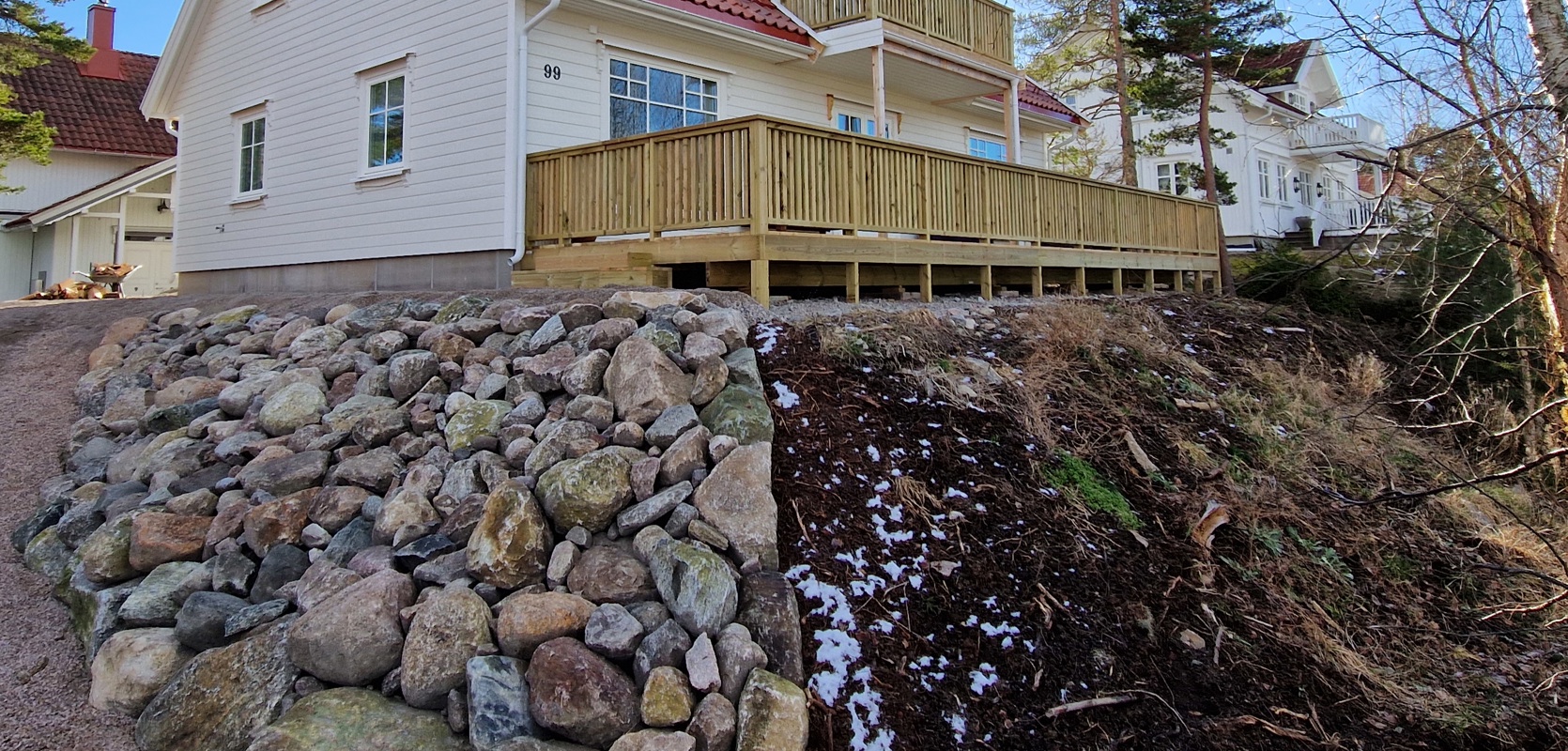 Et stort hvit hus med terrasse nede og oppe bygget av Byggmester Geir Morten Olsen FOTO